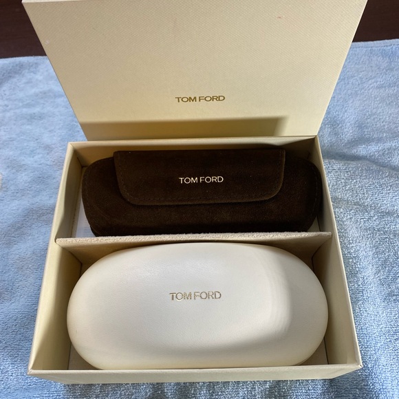 Brand new pair of Tom Ford glasses with sunglasses - Picture 7 of 8